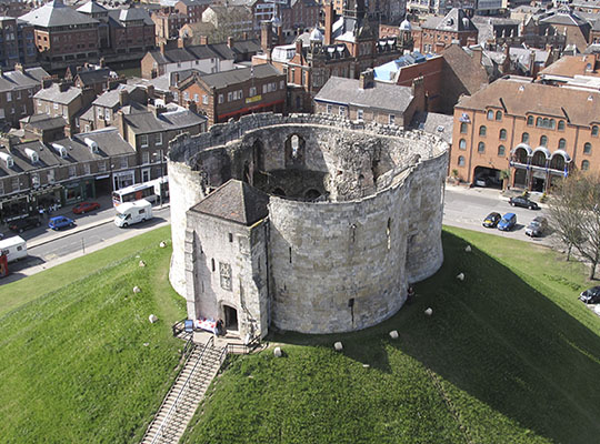 York castle. Башня Клиффорда Йорк. Крепость Клиффордс Йорк Англия. Йоркский замок Йоркшир. Крепость Клиффордс Йорк Англия план.